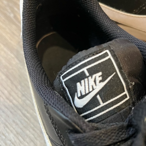 COPY - Men’s Black Nike Signature Sneakers size 11, Good Condition, Mild Scuffs… - Picture 4 of 8